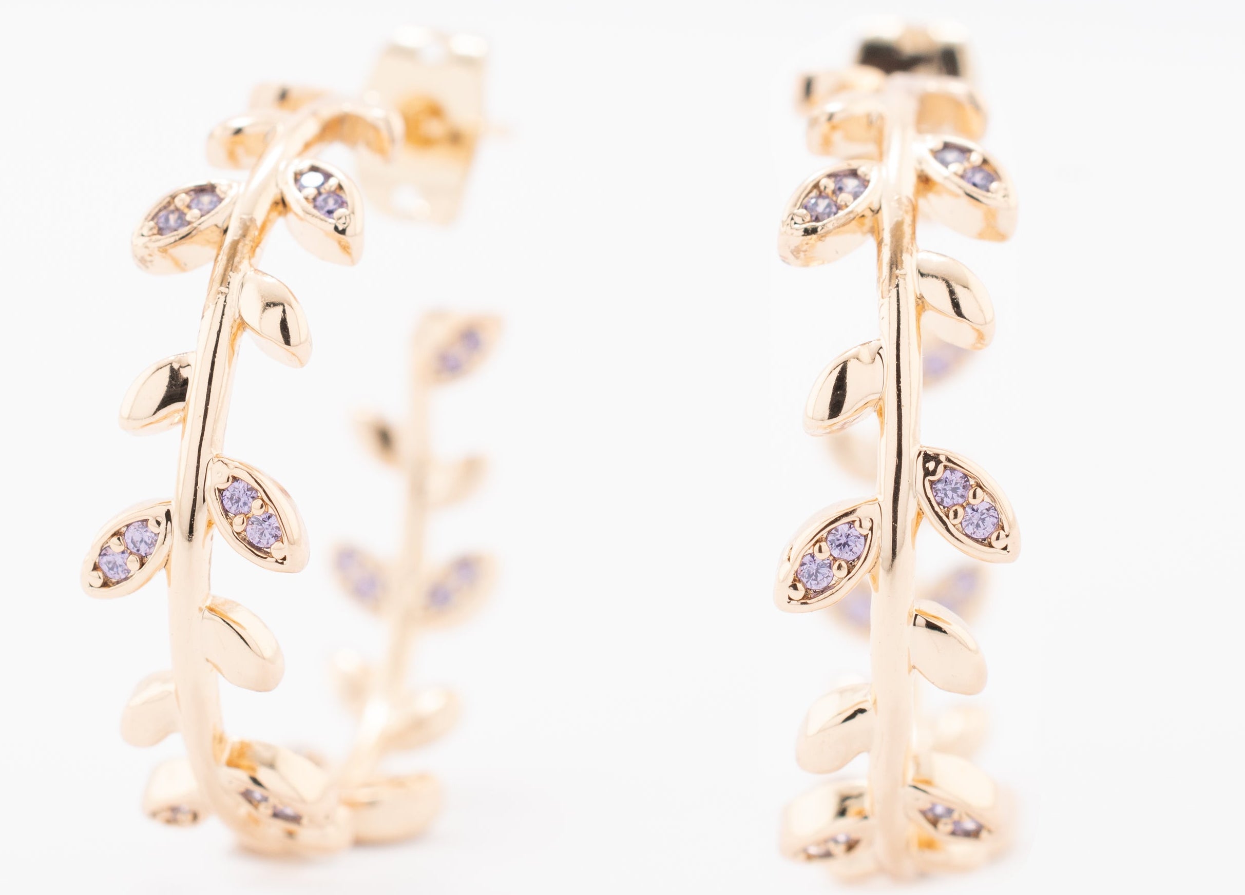 ARRACADA HOJAS CON ZIRCONIAS LILA CHAPA DE ORO