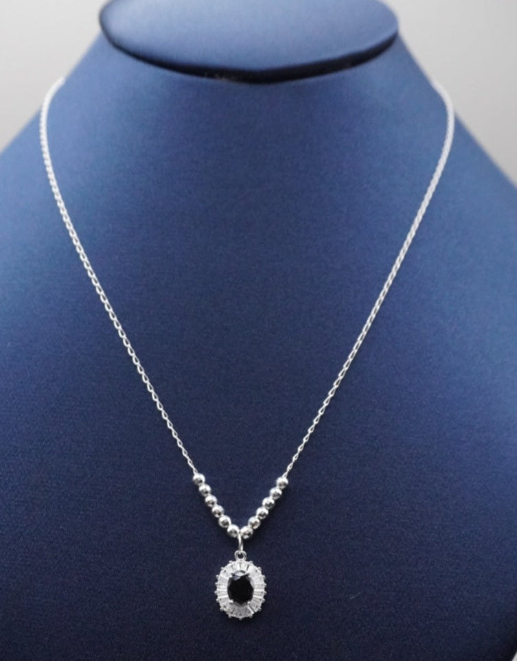 COLLAR CON BOLITAS Y DIJE ZIRCONIA NEGRA 48 CM PLATA .925