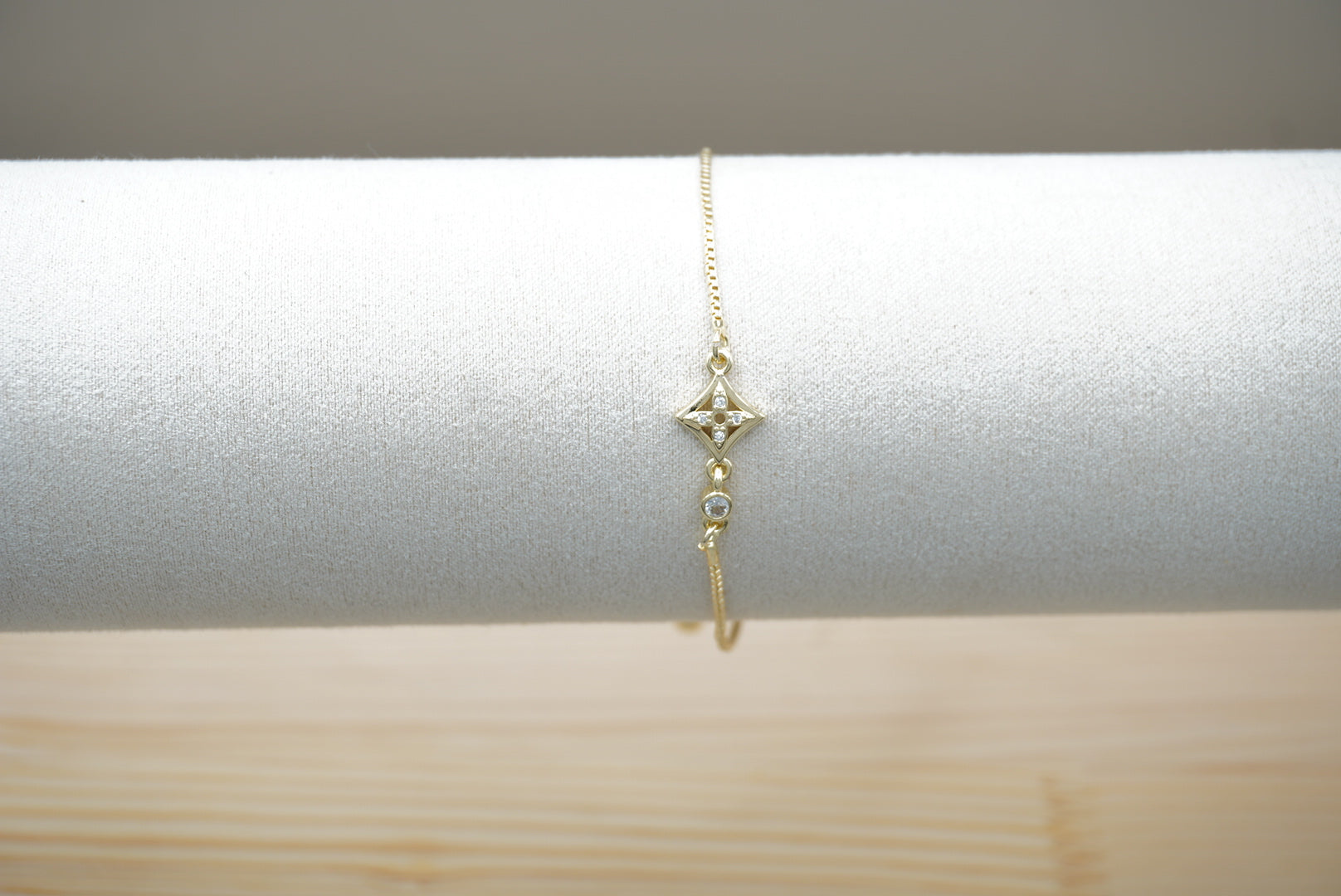 PULSERA AJUSTABLE ROMBO ZIRCONIA CHAPA DE ORO