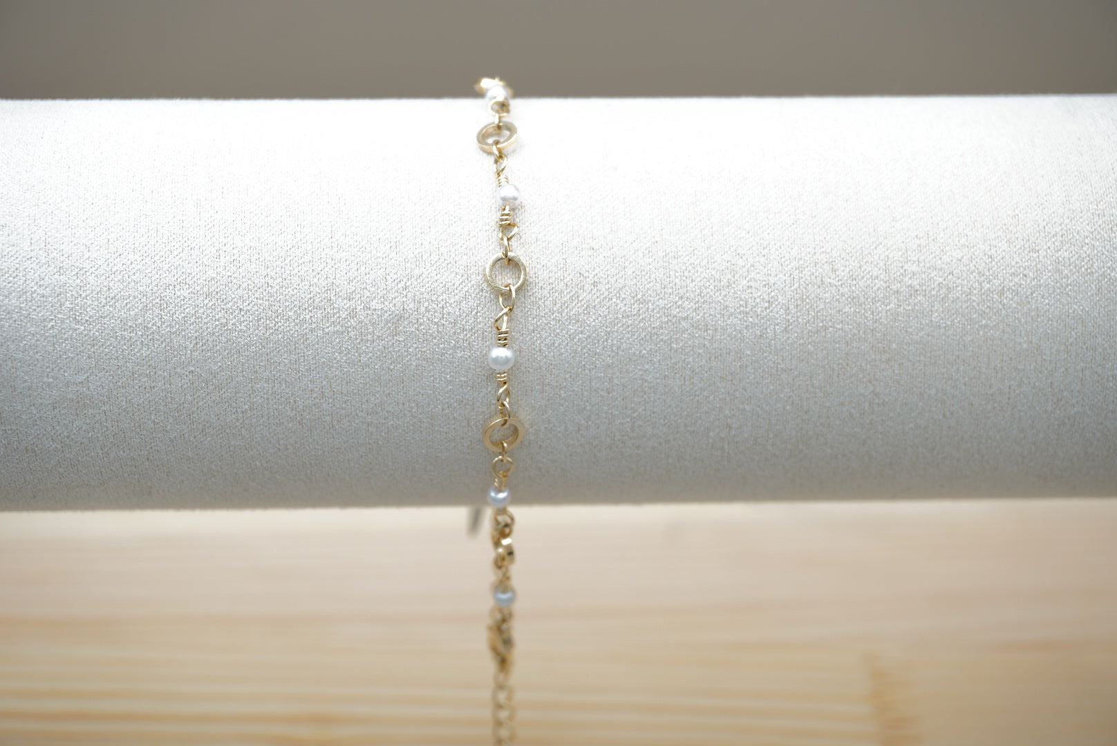 PULSERA PERLAS Y ZICONIA AZUL CHAPA DE ORO