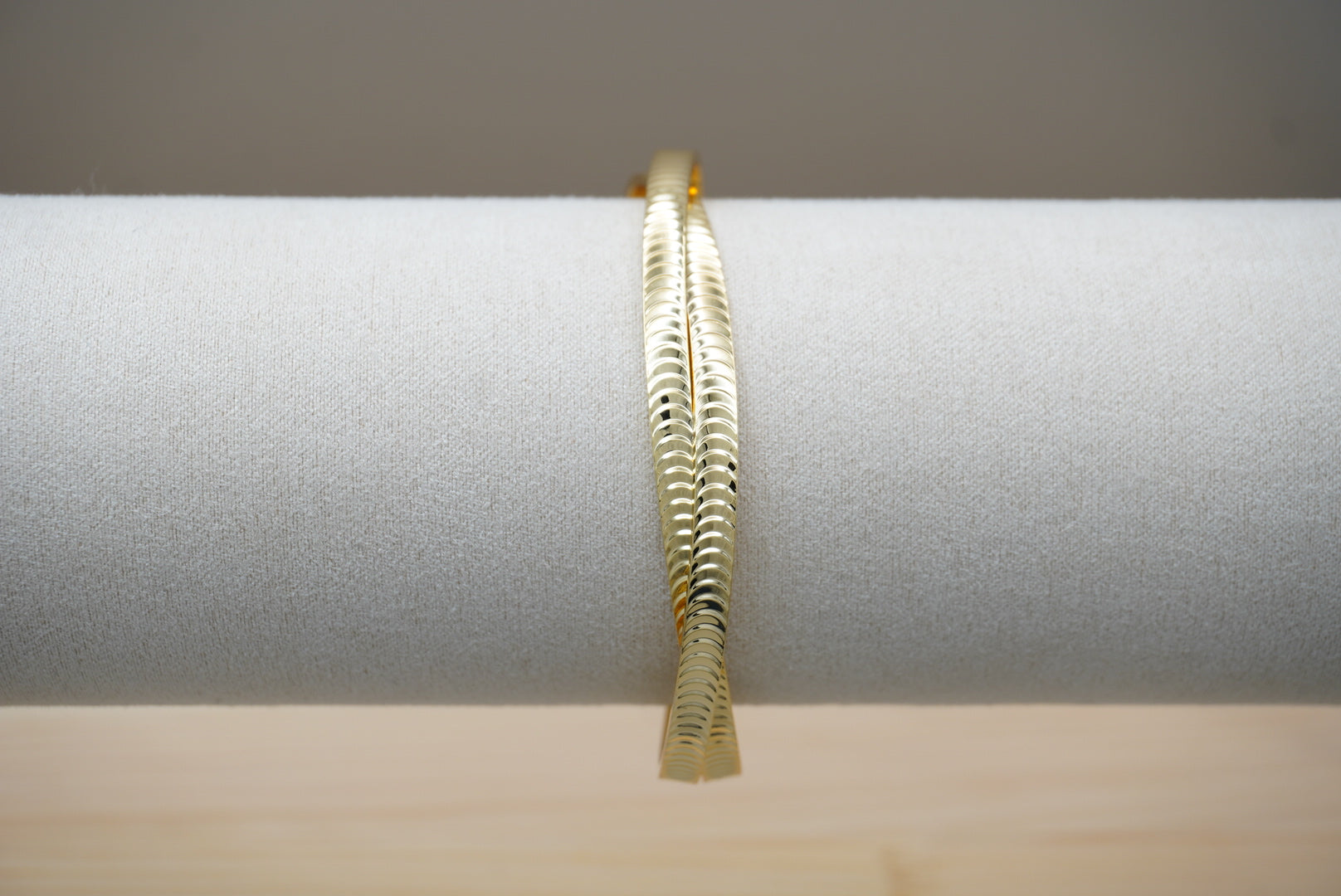 BRAZALETE CRUZADO DIAMANTADO CHAPA DE ORO