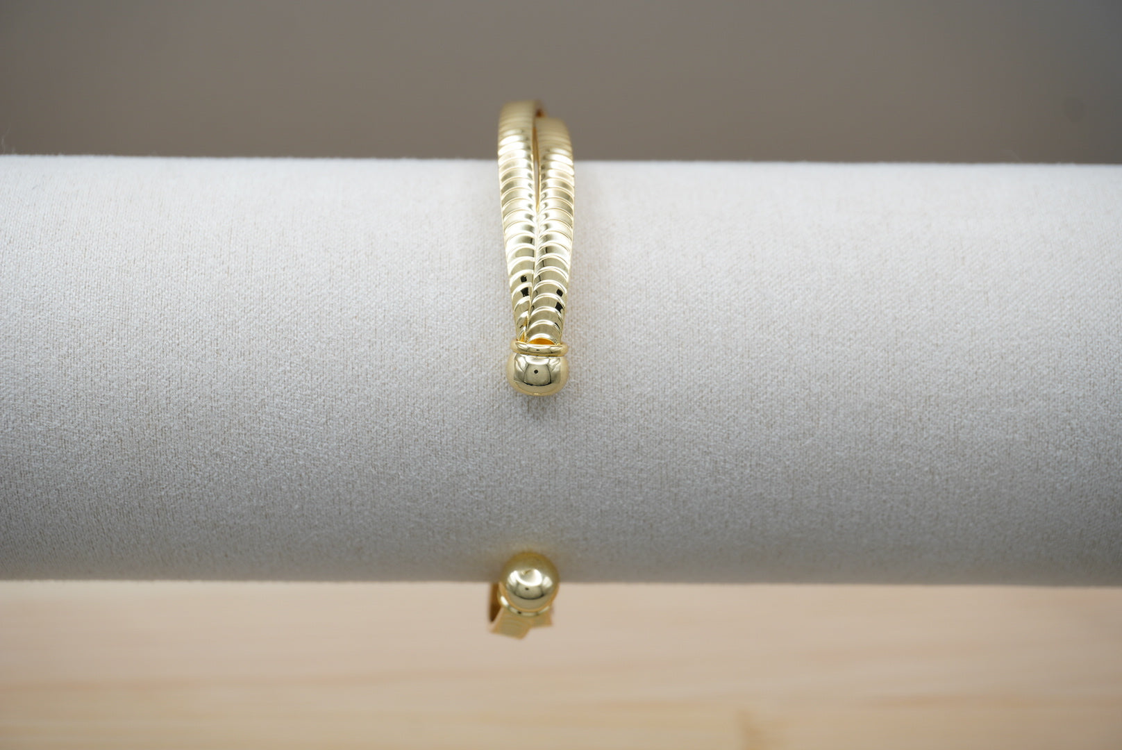 BRAZALETE CRUZADO DIAMANTADO CHAPA DE ORO