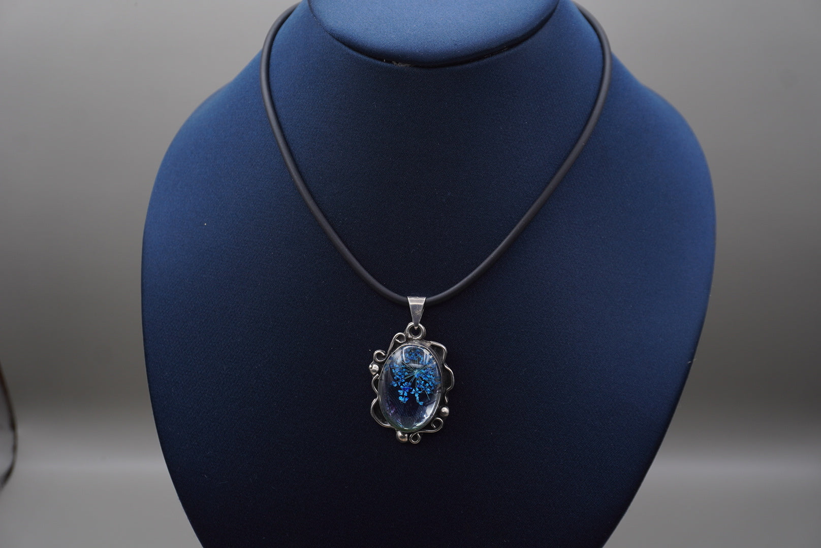COLLAR CUERO FLOR ENCAPSULADA PLATA 0.925