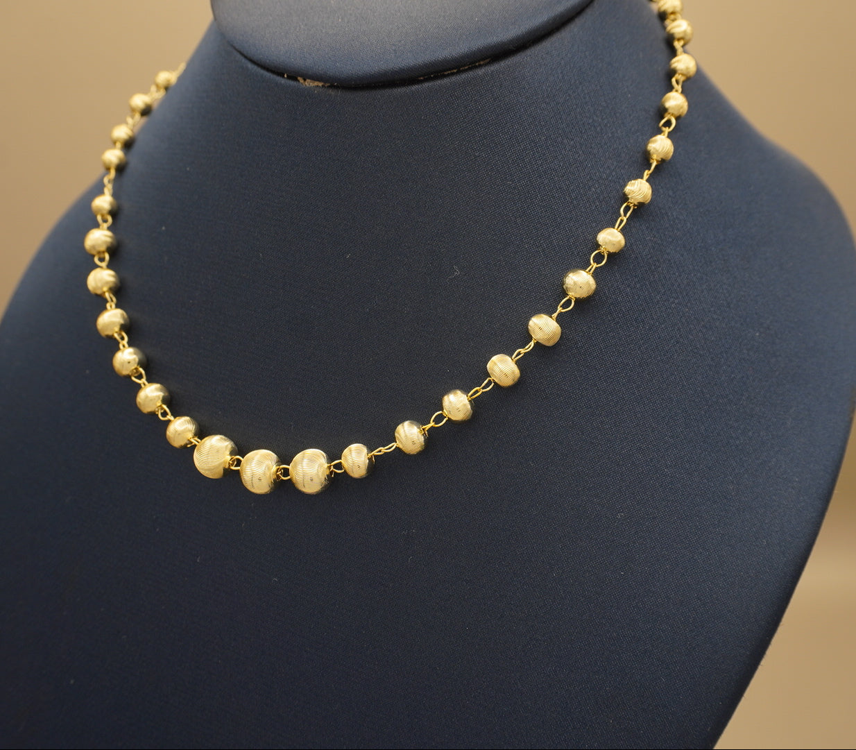 COLLAR CHUNKY BOLAS RAYAS 48 CM CHAPA DE ORO
