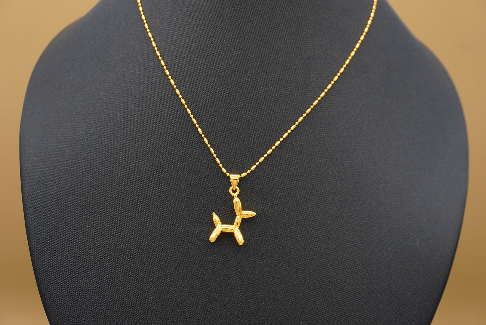 COLLAR CON DIJE PERRO GLOBO ORO LAMINADO