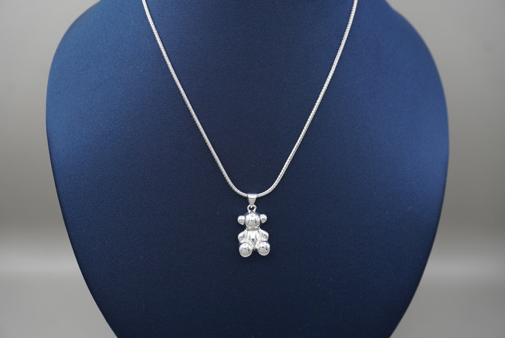 COLLAR OSO INFLADO CHAPA DE RODIO
