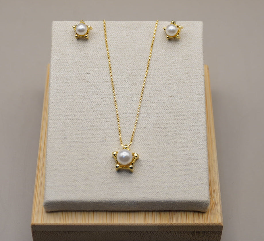 COLLAR-ARETES PERLA CORONADA ORO LAMINADO
