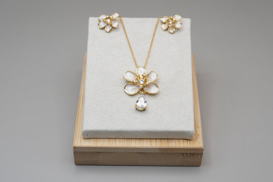 COLLAR-ARETES FLOR ESMALTADA PIEDRA ORO LAMINADO