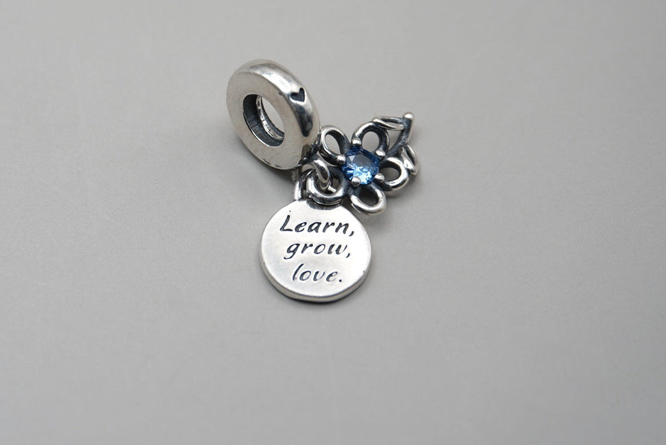 CHARM MARGARITA APRENDE CRECE Y AMA PLATA .925