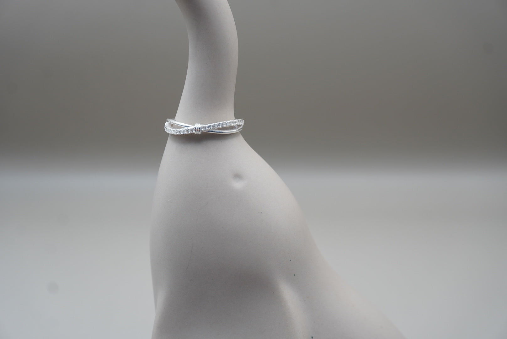 ANILLO CON NUDO ZIRCONIAS #6 PLATA .925