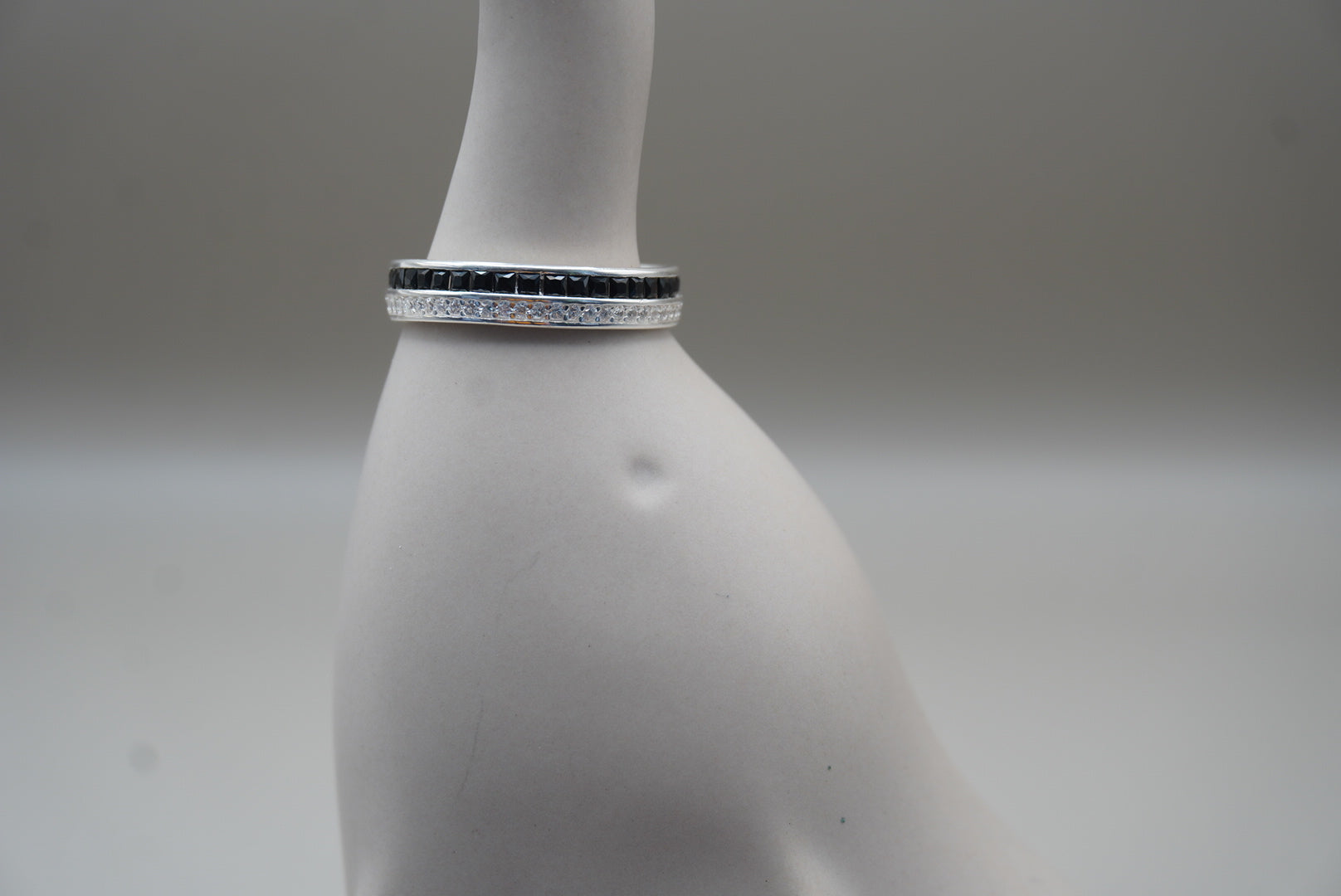 ARGOLLA DOBLE, ZIRCONIA BLANCA Y NEGRA #8 PLATA .925