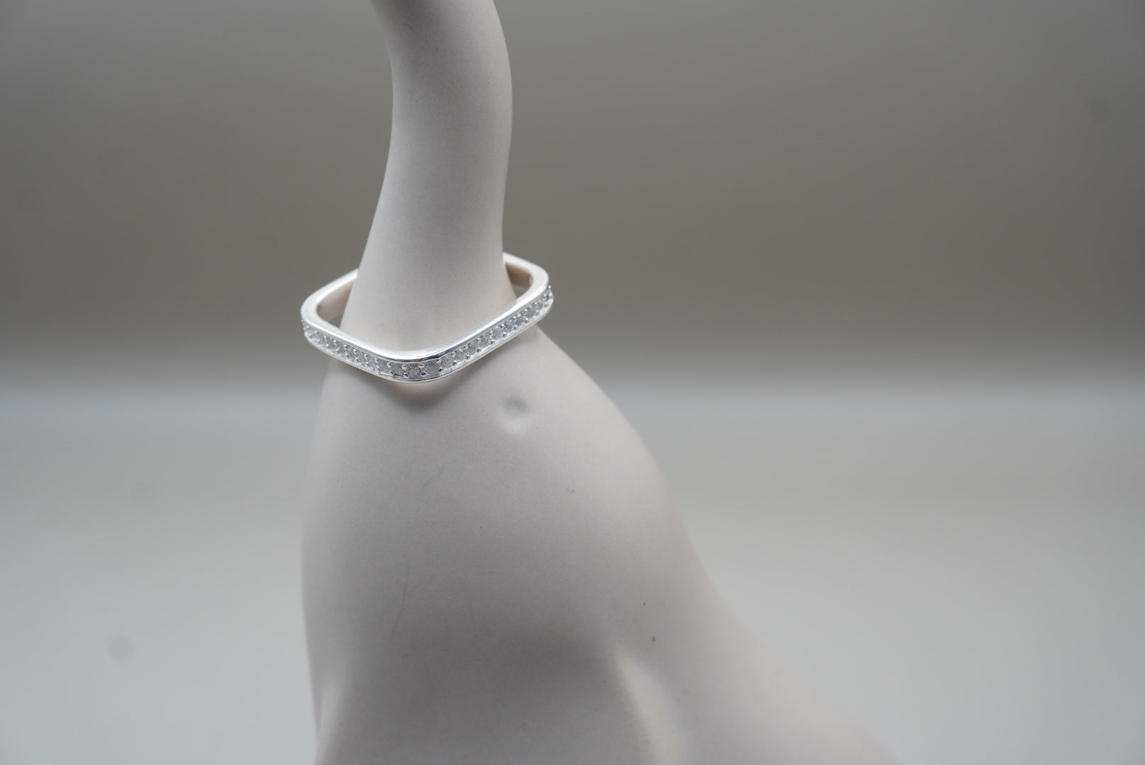 ARGOLLA CUADRADA CON ZIRCONIA Y BISEL # 9 PLATA .925