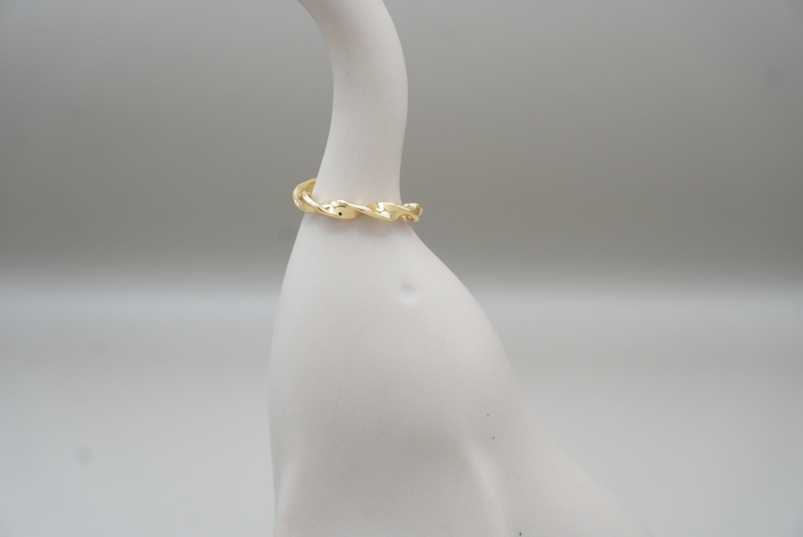 ANILLO AJUSTABLE TORCIDO CHAPA DE ORO