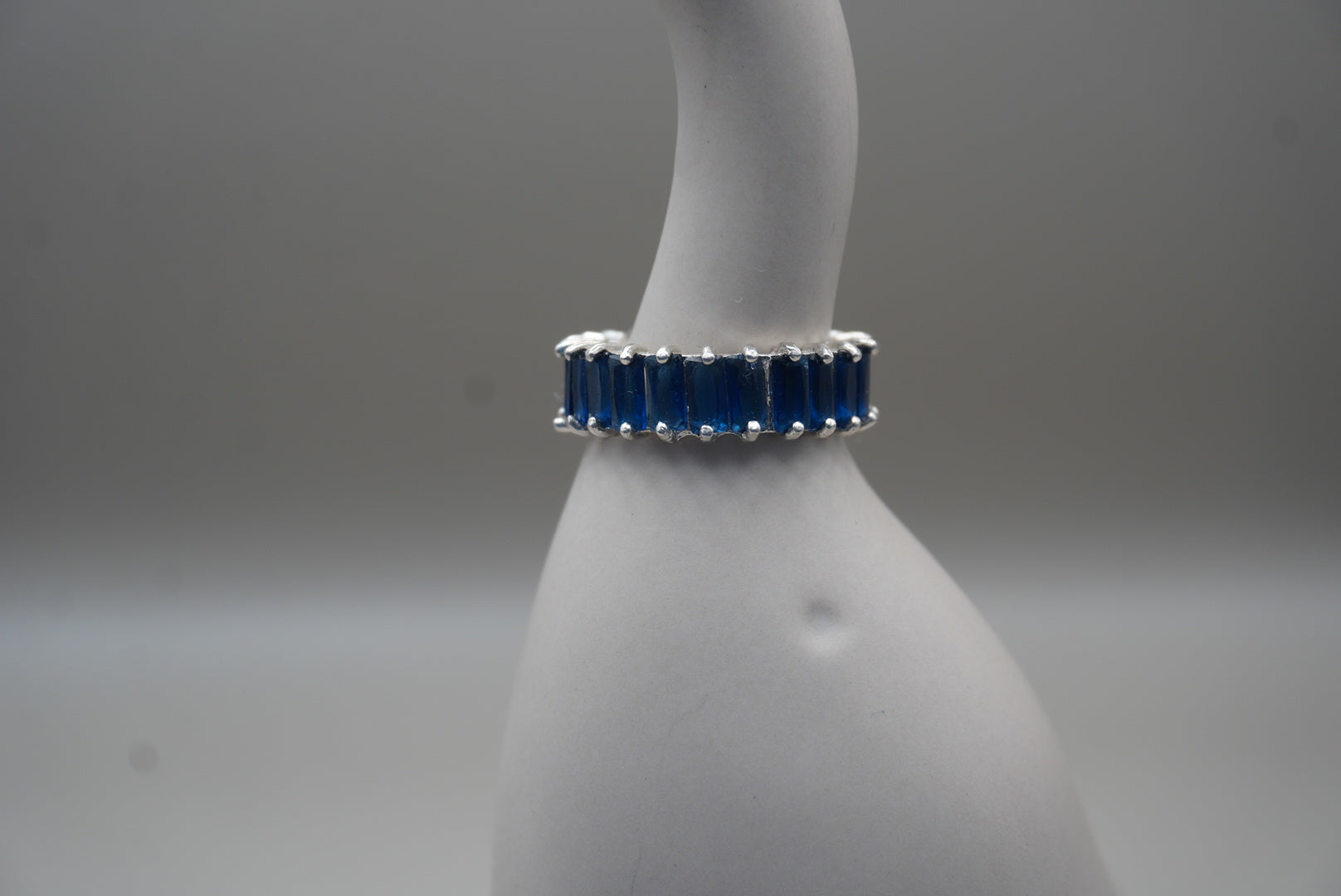ANILLO CON ZIRCONIAS AZUL MARINO # 6 PLATA .925
