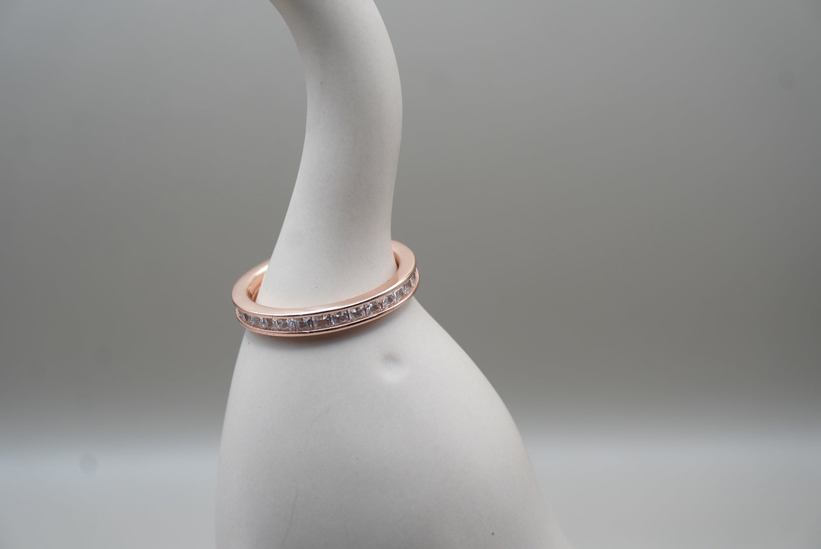 CHURUMBELA CON BISEL ROSA CON ZIRCONIA CUADRADA #9 PLATA .925 (BAÑO DE ORO ROSA 14K)