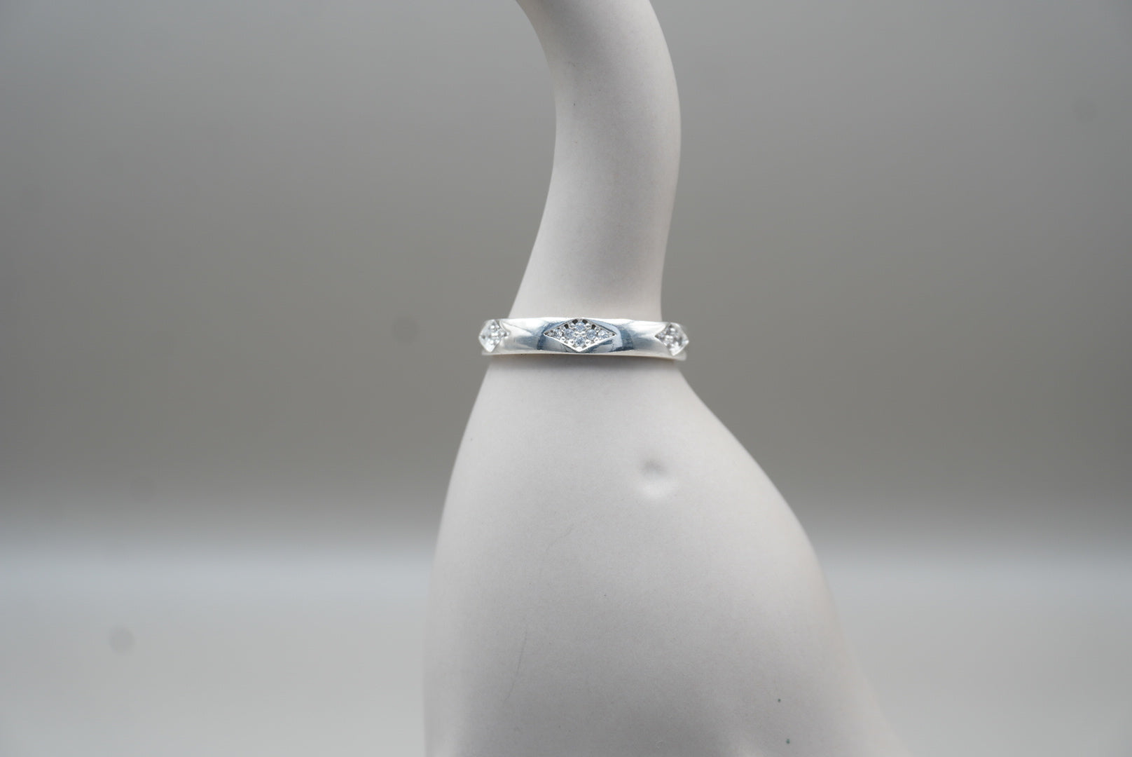 ANILLO CON ROMBOS Y ZIRCONIA #7 PLATA .925