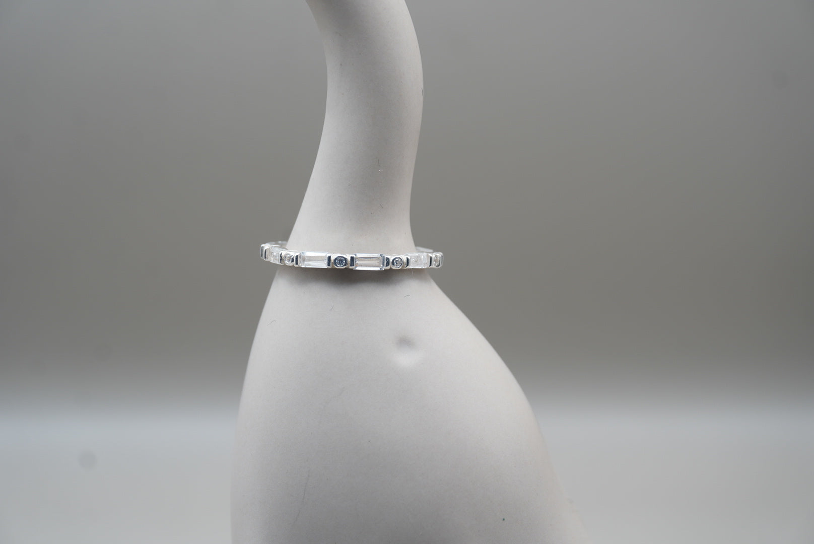 ARGOLLA CON ZIRCONIA RECTANGULAR BLANCA #8 PLATA .925