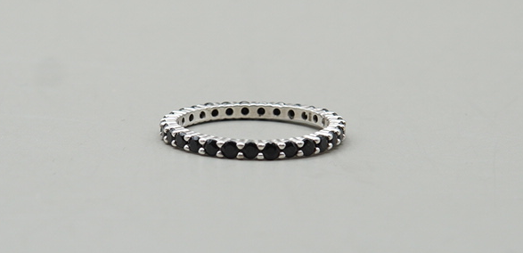 ANILLO CON ZIRCONIAS NEGRAS #6 PLATA .925